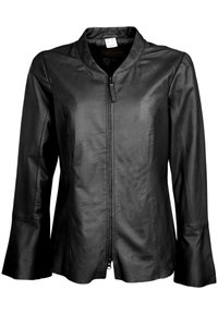 Musta nahkatakki, jossa on tiukka malli, koko pitkältä vetoketjulta, seisovalla kauluksella ja levenevillä hihoilla. Sujuva pinta ilman näkyviä koristeita.