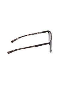 Ochelari de soare cu lentile gri închis și un cadru cu model în nuanțe de maro și negru. Design subțire, rectangular, cu tâmple texturate.