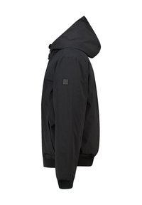 Schwarze Kapuzenjacke mit Reißverschluss vorne, gerippten Bündchen und einem strukturierten Stoff. Schlichtes Design mit einem kleinen Logopatch auf dem Ärmel.
