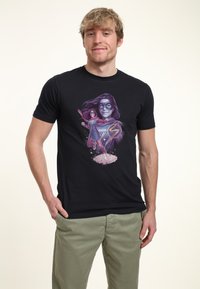 Camiseta de algodón negra con un estampado gráfico colorido de dos personajes. El diseño presenta colores vibrantes y detalles intrincados.