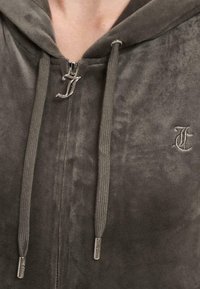 Juicy Couture ROBERTSON CLASSIC - Mikina so zipsom - raven