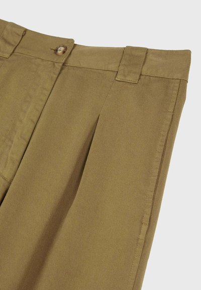 Khaki broeken met een geplooid ontwerp en een knoopsluiting, gemaakt van textuurstof, met een klassieke rechte snit en stevige naden.