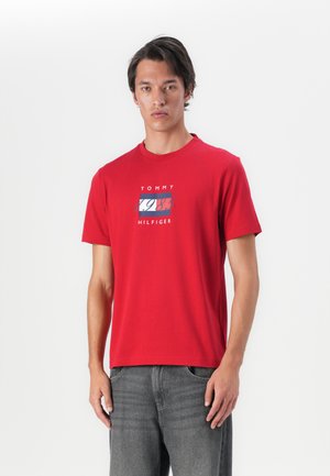 Tommy Hilfiger LINEAR FLAG GRAPHIC TEE UNISEX - Majica kratkih rukava s printom - medium red