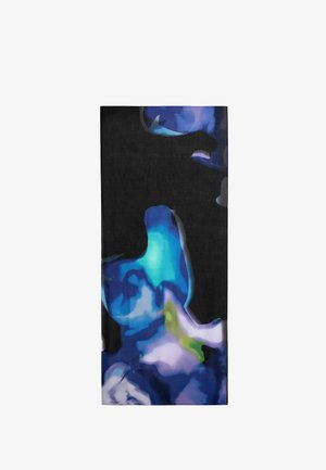 Rechthoekige stof met een abstract patroon in blauw, paars, groen en zwart dat lijkt op aquarel penseelstreken op een zwarte achtergrond.