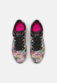 Bunte Sneaker mit einem mehrfarbigen Cartoon-Design, schwarzen Schnürsenkeln und einer pinken Innensohle. Das Obermaterial hat eine synthetische Oberfläche und ein leichtes Tragegefühl.