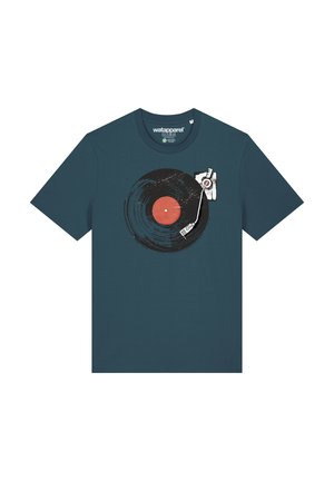 Dunkelgrünes kurzärmliges T-Shirt mit einem Grafikdesign eines Schallplattenspielers mit einem roten Mittelpunkt und einem Plattenspielerarm in Weiß und Schwarz.