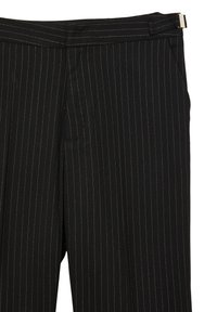 Pantaloni a righe sottili neri con cuciture dorate. Presentano una texture morbida, una vestibilità su misura e tasche frontali. Includono una cintura sottile in vita.