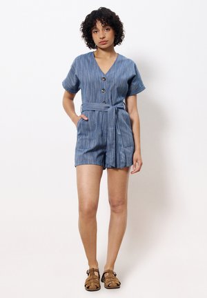 Jumpsuit court rayé bleu avec un décolleté en V, un devant boutonné, des manches courtes, une ceinture à nouer et deux poches avant.