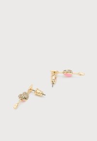 Σκουλαρίκια καρφάκια σε χρυσό τόνο, σε σχήμα καρδιών διαπερασμένων από βέλη, στολισμένα με διαφανείς στρας και ροζ σμάλτο.