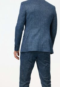 Niebieska marynarka o fakturowanej tkaninie i dopasowane spodnie, krój taliowany, z rozkloszowanym tylnym dołem i wąskimi klapami.