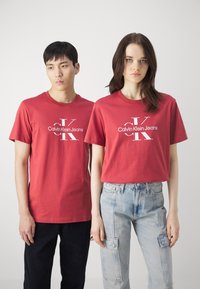 Calvin Klein Jeans DISRUPTED OUTLINE MONOLOGO TEE UNISEX - Apdrukāts T-krekls - garnet