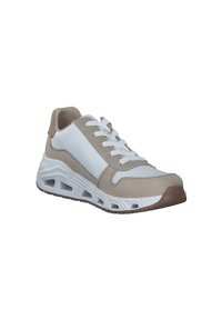 Schnürsneaker mit einem Obermaterial aus weißem Leder, beigen Wildlederelementen, gepolstertem Schaft und einer flexiblen, strukturierten Gummisohle mit Belüftungsöffnungen.