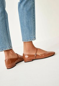 Next WIDE FIT FOREVER COMFORT MARY JANE - Balerinos tipo bateliai su dirželiu ties kulkšnimi - camel brown