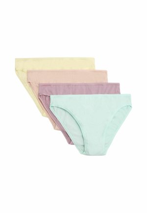 Mujer con sujetador blanco y ropa interior azul pastel claro, mostrada desde la mitad del torso hasta la parte superior de los muslos contra un fondo liso.