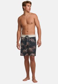 Herren Badehose aus leichtem Material, mit schwarzem Grundton und buntem Palmenblatt-Muster. Elastischer Bund mit Kordelzug.
