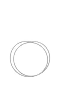 Bracciale in metallo con due sottili anelli flessibili di colore argento, caratterizzato da una superficie liscia e lucida e da un design minimalista.