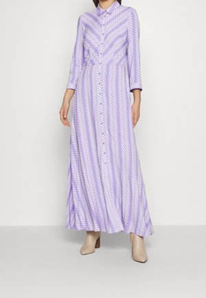 Maxikleid in Helllila mit weißem Fischgrätmuster, mit Kragen, Knopfleiste und langen Ärmeln. Abgesteppte Taillendetails.