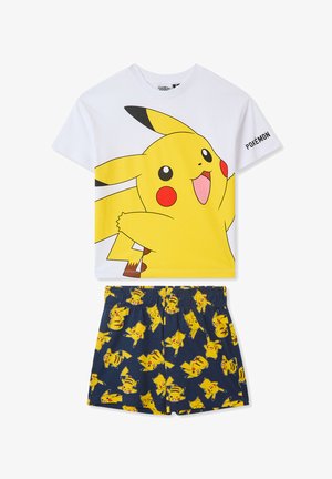 Maglietta bianca con una grande grafica di Pikachu e dettagli gialli, abbinata a pantaloni corti blu con una stampa totale di Pikachu. Materiale in cotone.