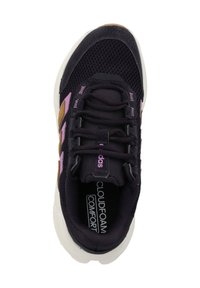 Baskets en maille noire avec des accents violets et beige, présentant une languette rembourrée, un design à lacets et une semelle en caoutchouc blanc. Semelle intérieure étiquetée "CONFORT CLOUDFOAM."