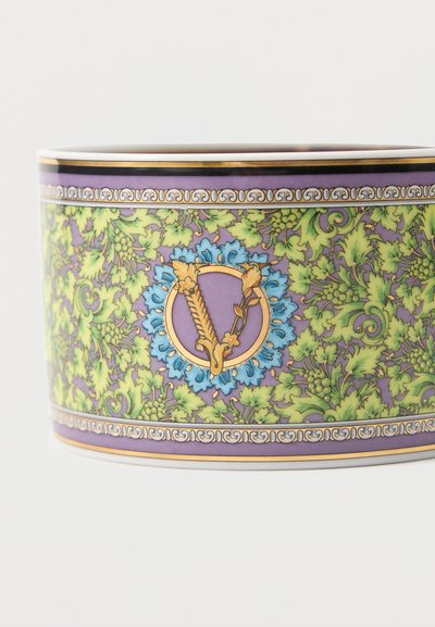 Διακοσμητική κεραμική ταινία για κούπα με μοτίβο πράσινης αμπελουργίας σε μοβ φόντο, χρυσά περιθώρια και κεντρικό μπλε ανθικό μετάλλιο με χρυσό μοτίβο σιταριού και φύλλου.