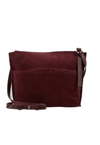 Bordó semišová crossbody kabelka s koženým popruhem, plochý design, jedno přední kapsa a minimalistický styl. Žádné viditelné kovové detaily.