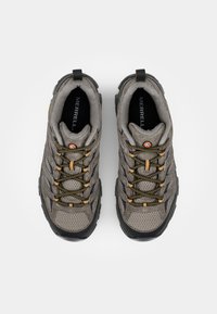 Grijze wandelschoenen met bovenwerk van mesh en suede, rubberen zool en contrasterende gele veters. Voorzien van een trekband en een gevoerde inlegzool.
