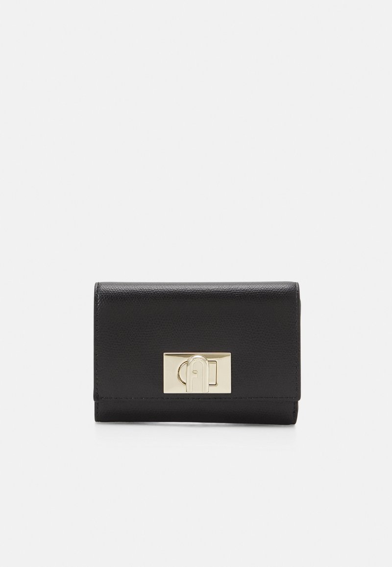 Portefeuille en cuir noir avec une finition texturée, doté d'un fermoir doré et d'un accent matériel rectangulaire à l'avant. Design compact et rectangulaire.
