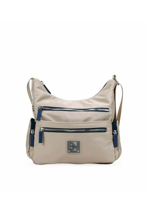 Bolso bandolera beige con múltiples bolsillos azules marinos con cremallera y correa ajustable, con una placa rectangular con el logo en el frente.