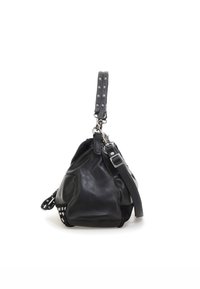 Sac à main en cuir noir avec une forme décontractée, des poignées cloutées et des accents en métal argenté. Des accents texturés à la base rehaussent son design.