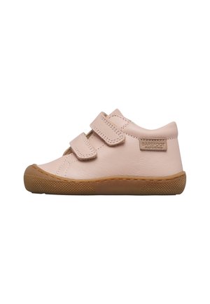 Scarpa per bambino piccolo di colore rosa chiaro con due strap in Velcro, suola in gomma marrone e etichetta cucita con la scritta "Barefoot Naturino" sul lato.