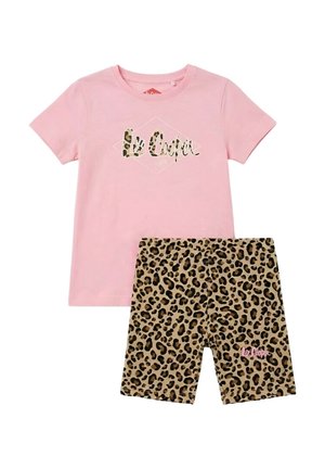 T-shirt rose à manches courtes avec texte imprimé "Le Cooper" en motif léopard, accompagné d'un short assorti imprimé léopard avec un petit logo rose "Le Cooper".