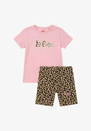 T-shirt rose à manches courtes avec texte imprimé "Le Cooper" en motif léopard, accompagné d'un short assorti imprimé léopard avec un petit logo rose "Le Cooper".