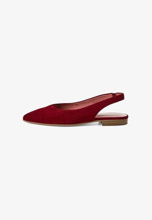Chaussures plates slingback en daim rouge avec bout pointu, petit talon en bois, doublure intérieure lisse, et dos ouvert pour un enfilage facile.