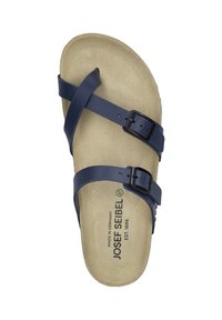 Marineblå sandal med to justerbare stropper, lavet af syntetisk materiale. Har en polstret fodseng og en lysfarvet, struktureret indersål.