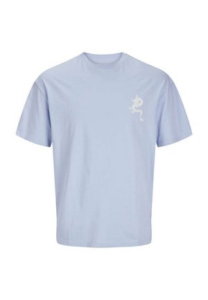 T-shirt en coton bleu clair à manches courtes et col rond. Présente un graphique de dragon blanc sur le côté gauche de la poitrine.