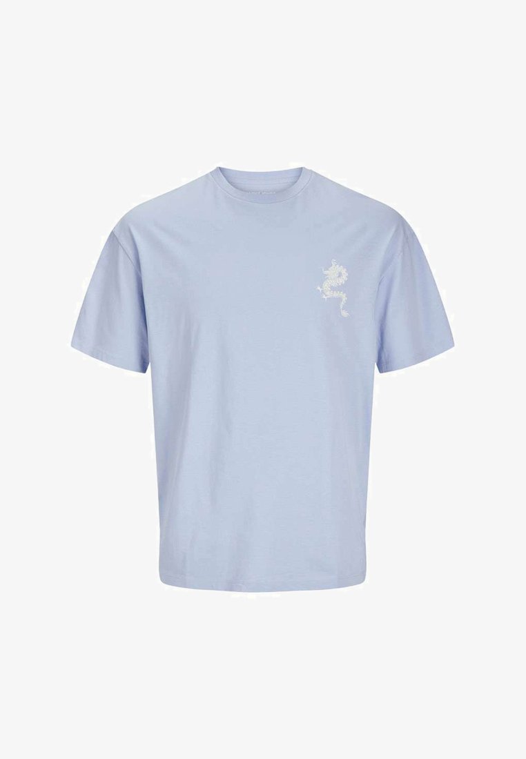 T-shirt en coton bleu clair à manches courtes et col rond. Présente un graphique de dragon blanc sur le côté gauche de la poitrine.