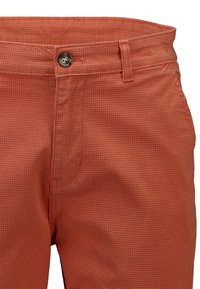 Hosen in Rostfarbe mit einem dezenten kleinen Punktemuster, knöpfbarem Bund und Gürtelschlaufen-Detail, von vorne gezeigt.