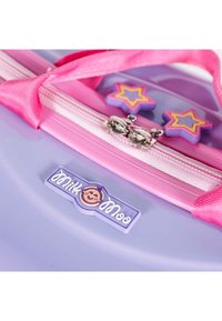 Lilac plastic bag with pink zipper and strap. Features star-shaped zipper pulls and a branded badge with a smiling face.