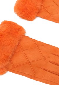 Guanti arancioni con un design trapuntato, dotati di un morbido polsino in pelliccia sintética. Il materiale appare liscio e soffice, offrendo calore e comfort.