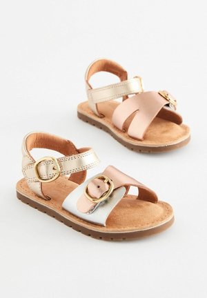 Sandalice s remenčićima i zlatnom kopčom, s metalnim završnim obradama u ružičastoj, ružičasto-zlatnoj i srebrnoj boji, na smešnoj gumenoj potplati.