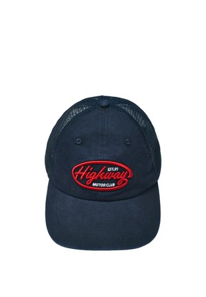 Granatowa siateczkowa czapka trucker z czerwonym, haftowanym logo "Highway Motor Club EST. 97" na przednim panelu.