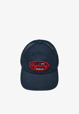 Granatowa siateczkowa czapka trucker z czerwonym, haftowanym logo "Highway Motor Club EST. 97" na przednim panelu.