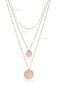 Rosaguld lagdelt halskæde med tre kæder i forskellige længder (38+5 cm, 42+8 cm), der har en glat cirkulær vedhæng (0,9 cm) og et struktureret vedhæng (1,3 cm).