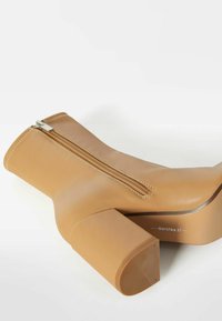 Botas de tobillo de cuero marrón claro con tacones cuadrados y cremalleras laterales, talla 37, exhibidas sobre un fondo blanco.