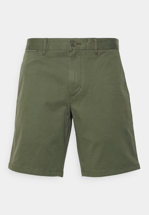 Shorts vert olive longueur genou avec passants de ceinture, fermeture par bouton et poches avant, présentés à plat sur un fond clair.