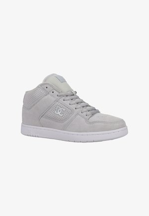 Graue Wildleder-Hightop-Sneaker mit perforierten Seitenpanelen, flachen grauen Schnürsenkeln und einer weißen Gummisohle. Mit einem kleinen Logo an der Seite.