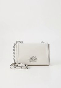 Hvid læderhåndtaske med struktureret form, sølvhardware, aftagelig kæderem og fremtrædende logo på fronten.