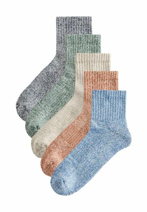 Fünf Paar gerippte Crew-Socken in Blau, Rost, Beige, Grün und Grau, überlappend auf weißem Hintergrund angeordnet.