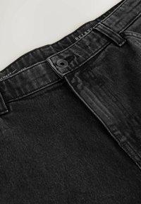 Schwarze Denim-Hosen mit Knopfverschluss und lockerer Passform, aus strukturierter Stoff und mit subtilen Verwaschungen an der Oberfläche.