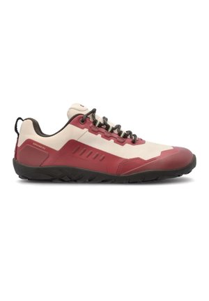 Sneaker basso profilo con tomaia rossa e beige, suola nera, lacci neri e linguetta sul tallone, progettata per uso outdoor o casual.